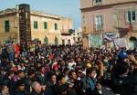 Lampedusa, migranti in corteo